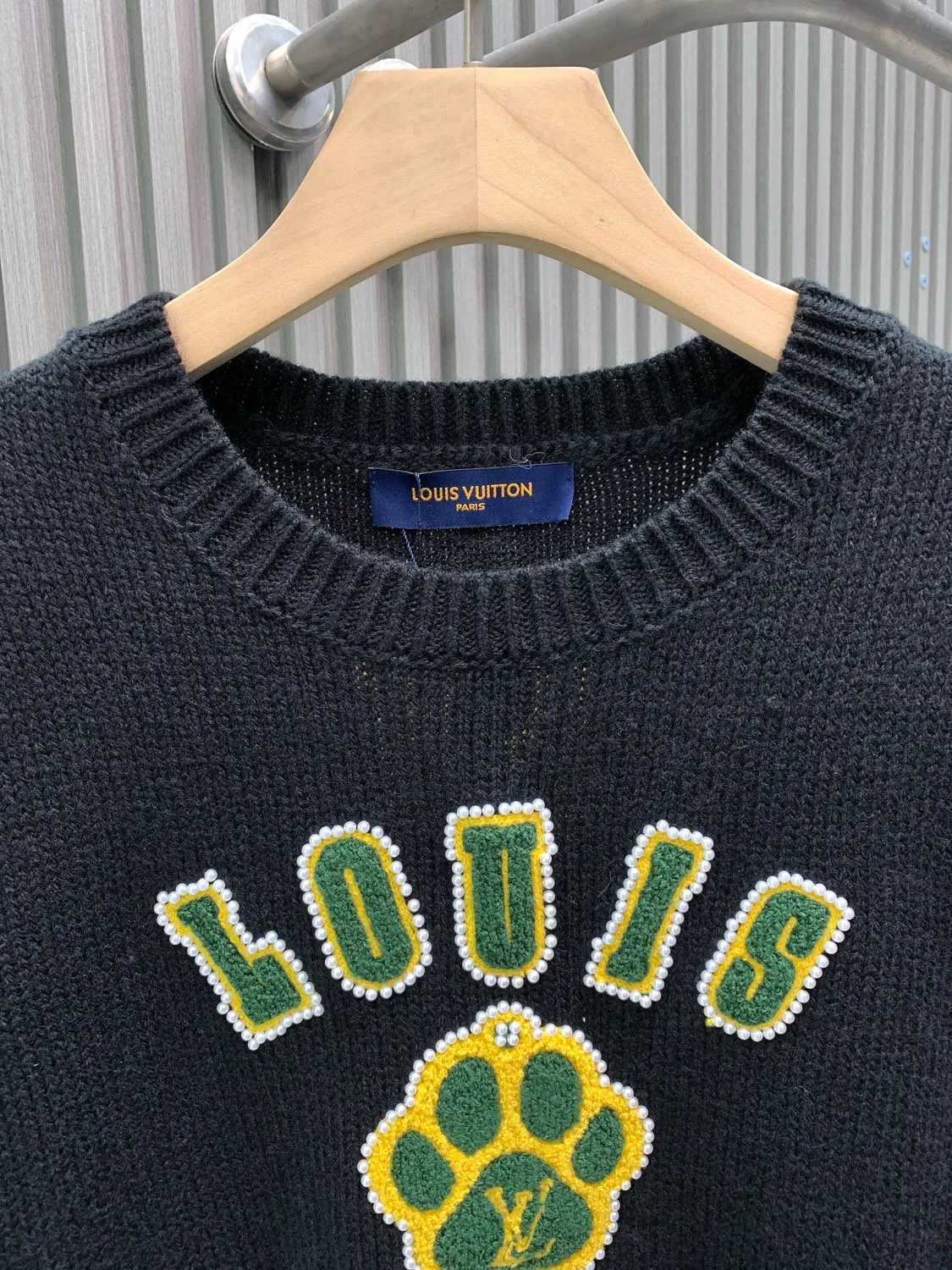 🅿️420 🀄️ Louis Vuitton's 2025 autumn and winter new knitted pullover. It is equipped with heavy-duty high-end personalized LOGO embroidery technology. The logo is surrounded by a circle of pearls. It is handmade. Unique design and meticulous workmanship. Perfect high-end customization. Made of 60% wool blended wool. The ribs are 26/2 1*1 stretch ribs. The fabric is dyed in the same vat. It feels very comfortable. The version design is avant-garde and fashionable. It adopts double waistcoat method. Stylish upper body, three-dimensional upper body, exquisite stitching, fine workmanship, very textured, same style as Internet celebrity stars, collar label, hang tag, wash mark, exclusive packaging bag, complete with three labels